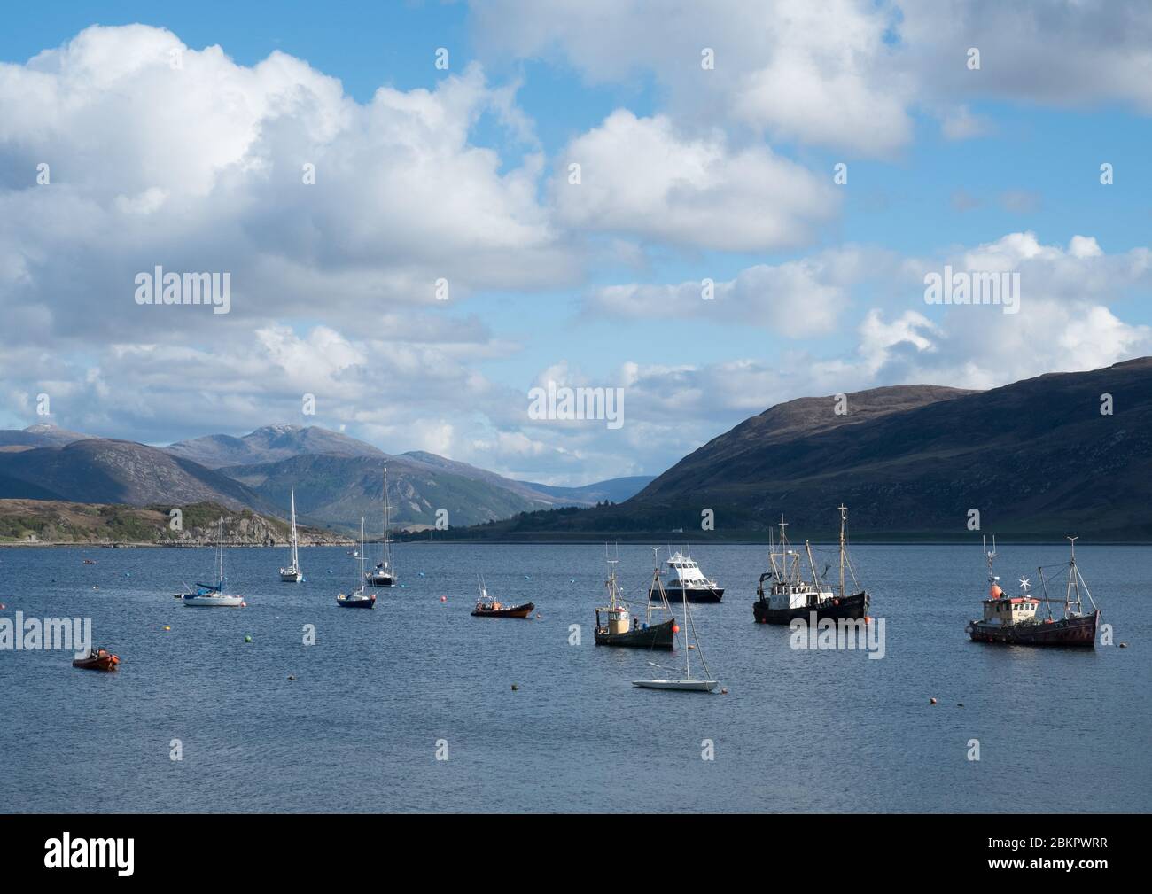 Barche da pesca sul Loch Brook, vista da Ullapool, Scozia Foto Stock