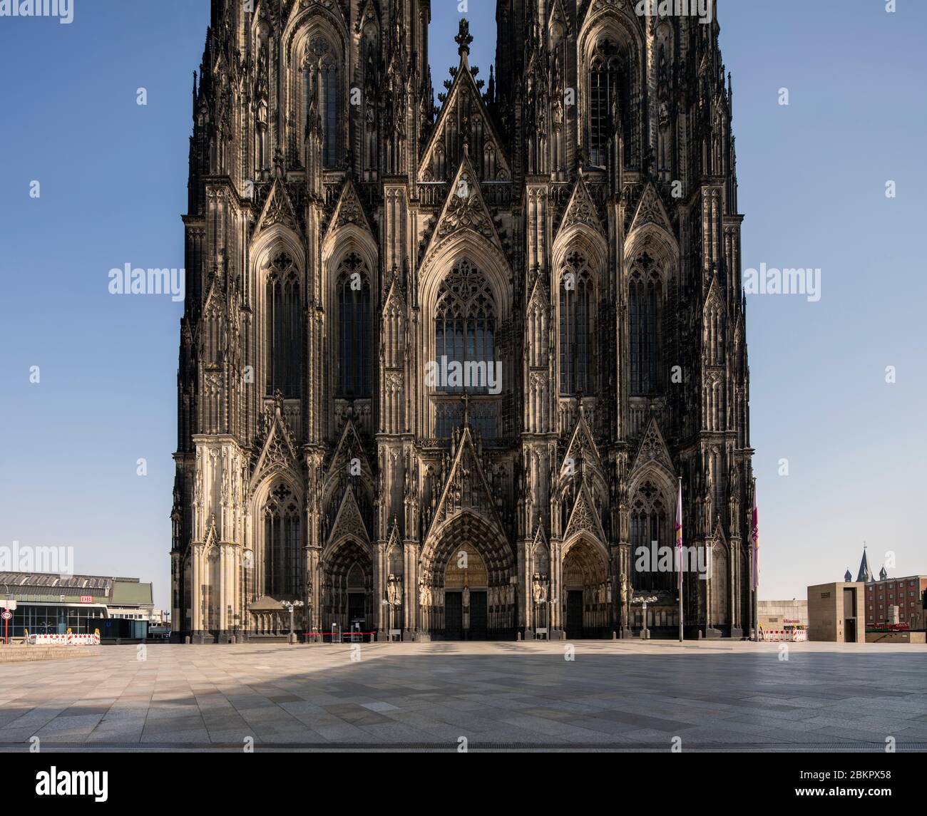 Köln, Domplatte und Westfassade des Doms ohne Menschen Foto Stock