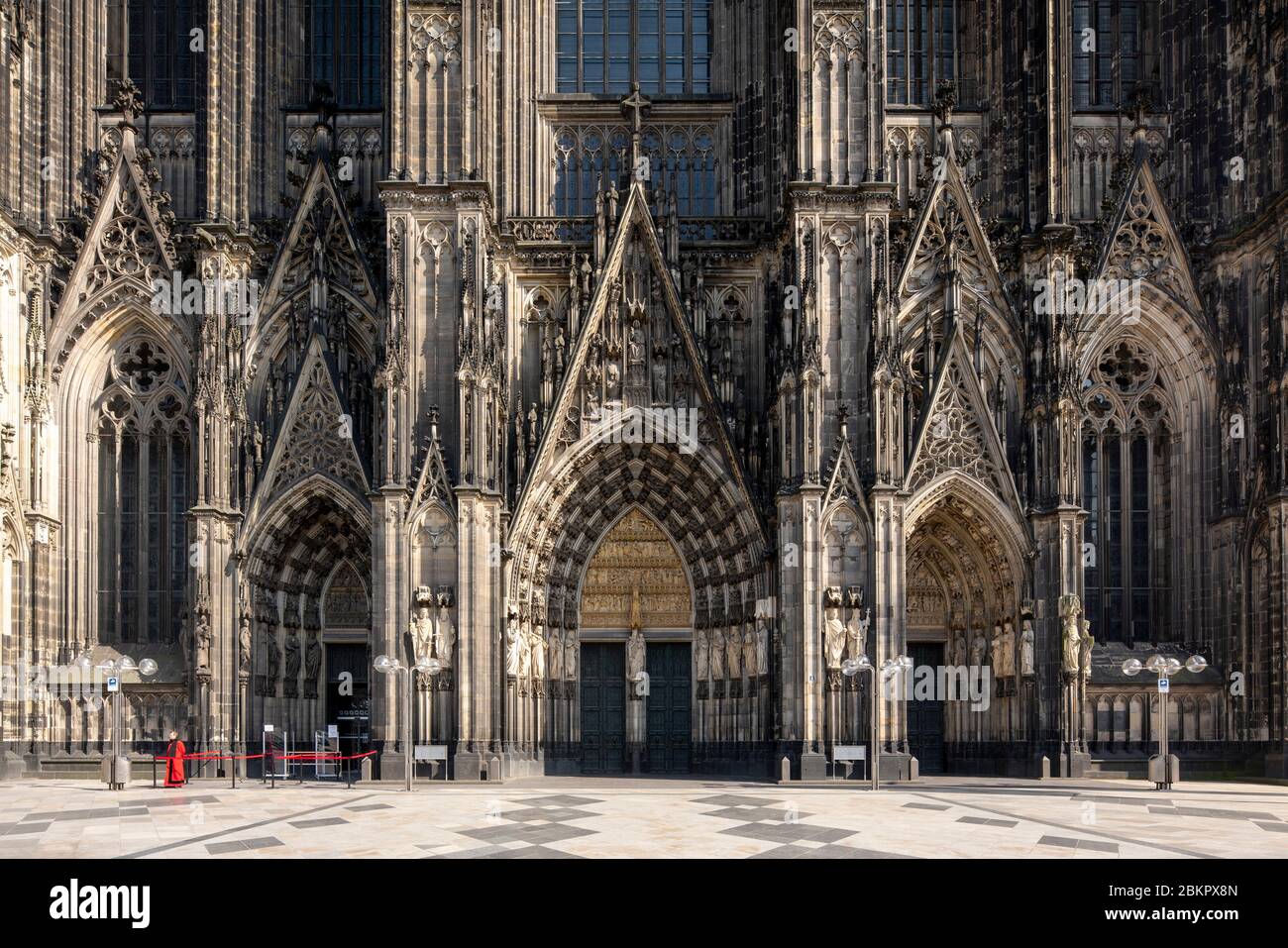 Köln, Domplatte und Westfassade des Doms ohne Menschen Foto Stock