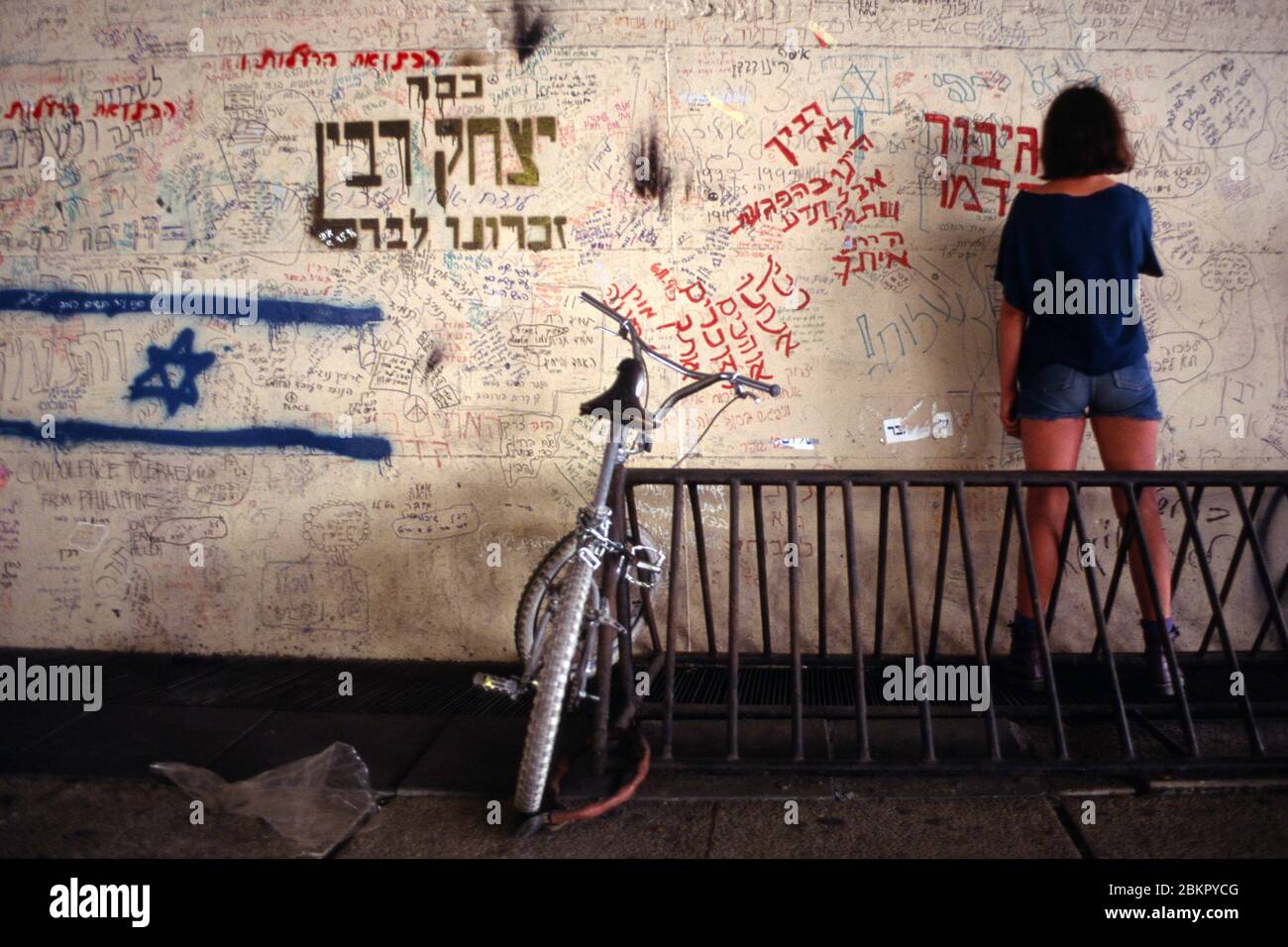 La giovane ragazza israeliana si è accampata su un muro vicino al luogo dove il defunto primo ministro israeliano Yitzhak Rabin è stato assassinato il 04 novembre in quella che ora si chiama Piazza Rabin a Tel Aviv Israele. Un segmento dei graffiti che gli israeliani hanno attinto alle mura vicine è stato conservato e i giovani che sono venuti a piangere Rabin sono stati soprannominati la 'Gioventù delle candele' o la 'generazione delle candele'. Foto Stock