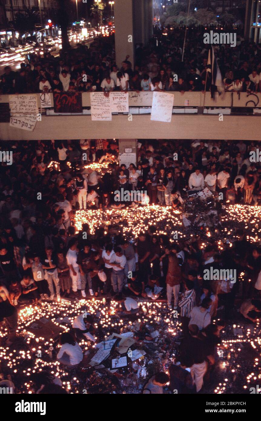 TEL AVIV, ISRAELE 07 NOVEMBRE. Gli israeliani assistono a una luce di candela nel luogo in cui il primo ministro israeliano Yitzhak Rabin è stato assassinato il 04 novembre a Tel Aviv Israele Foto Stock