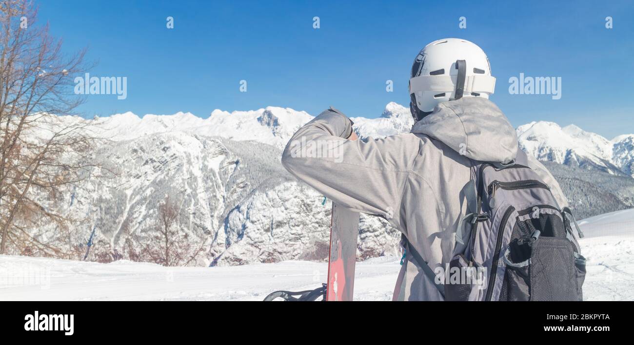 Backpacker femmina camminando sulla ferrovia via seguita dal suo cane. Foto Stock