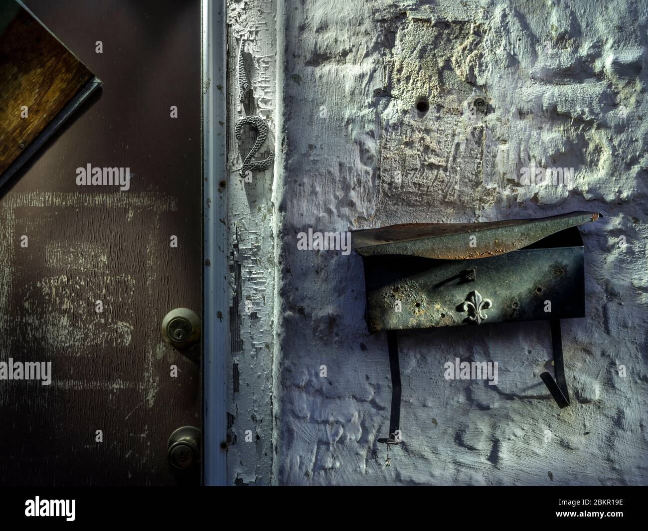 Casa abbandonata con casella postale arrugginita alla porta d'ingresso, Philadelphia, Stati Uniti Foto Stock