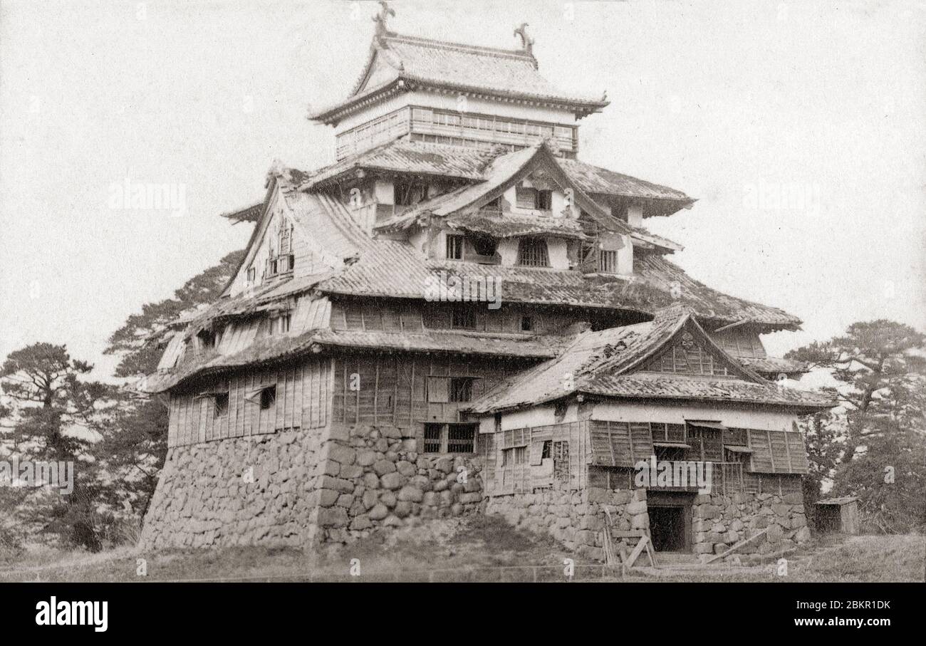 [ 1880 Giappone - Castello Giapponese trascurato ] - Castello di Matsue a Matsue, Prefettura di Shimane, ca. 1880 s. Un'immagine molto rara del castello in questo stato sorprendentemente fatiscente. foto di albume vintage del xix secolo. Foto Stock