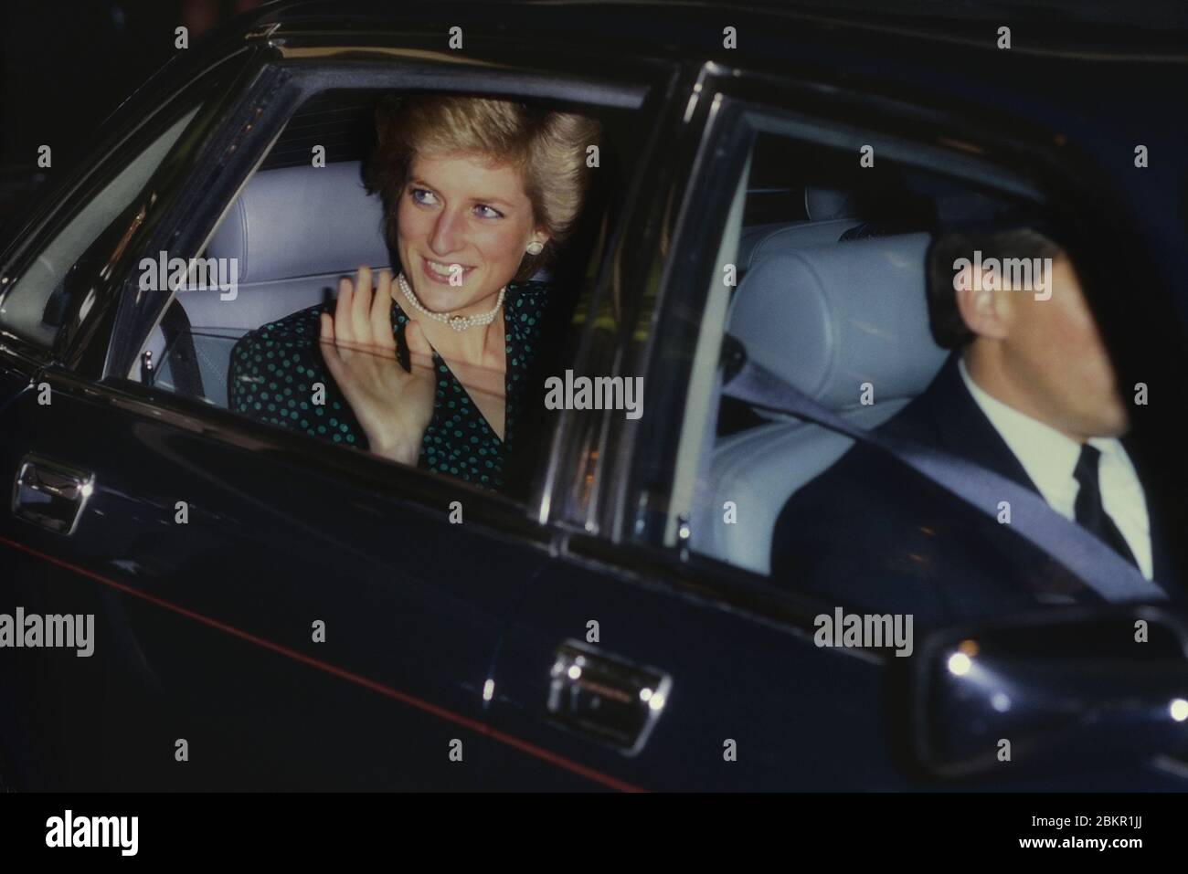 'diana, Principessa del Galles' ondeggia e sorride in un'auto guidata da autista dopo aver presentato i premi Help the Aged Eolders Achievement all'Hilton Hotel, Park Lane, Londra, Inghilterra. Ottobre 23 1989 Foto Stock