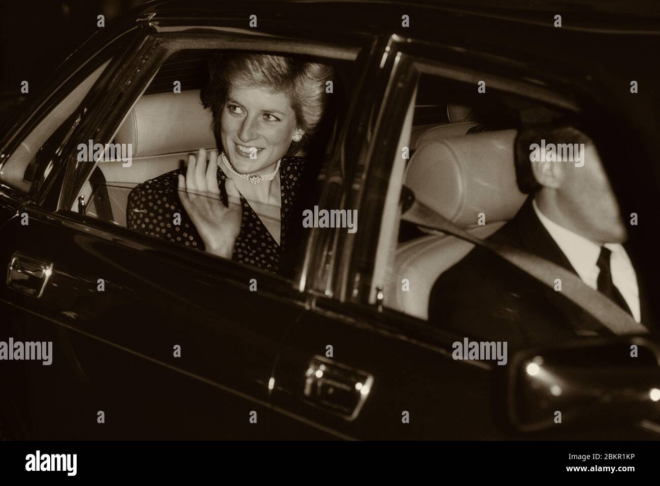 'diana, Principessa del Galles' ondeggia e sorride in un'auto guidata da autista dopo aver presentato i premi Help the Aged Eolders Achievement all'Hilton Hotel, Park Lane, Londra, Inghilterra. Ottobre 23 1989 Foto Stock