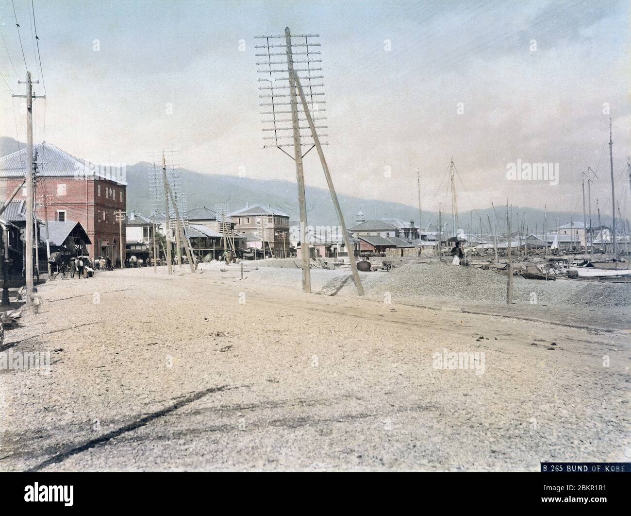 [ 1880 Giappone - Bund di Kobe ] - il Bund di Kobe, guardando l'Oriente. foto di albume vintage del xix secolo. Foto Stock