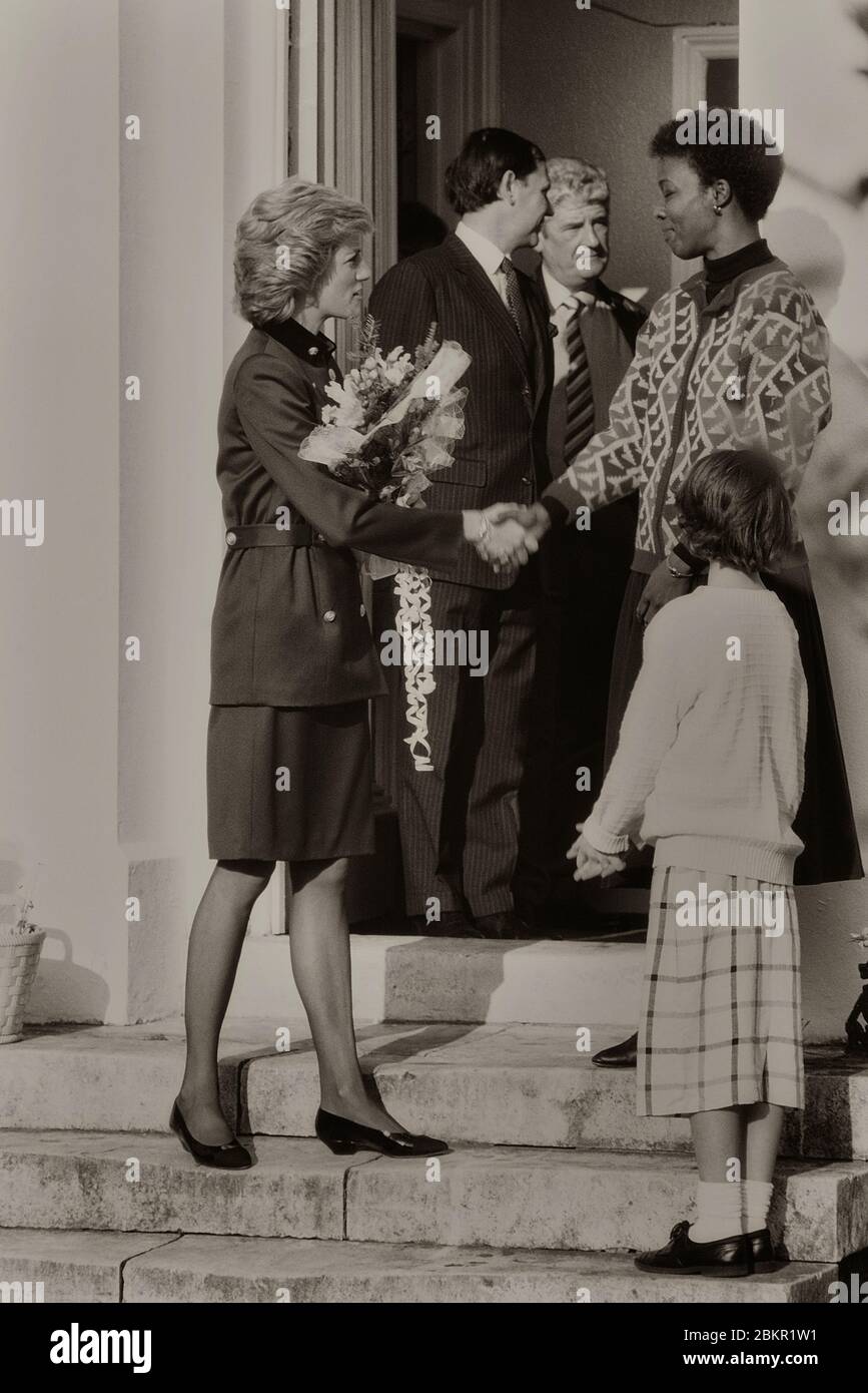 Diana, Principessa di Galles, indossando una tunica viola e una gonna al Turning Point, di cui era patrona, Camberwell, Londra del Sud, Inghilterra, Regno Unito. 24 gennaio 1989 Foto Stock