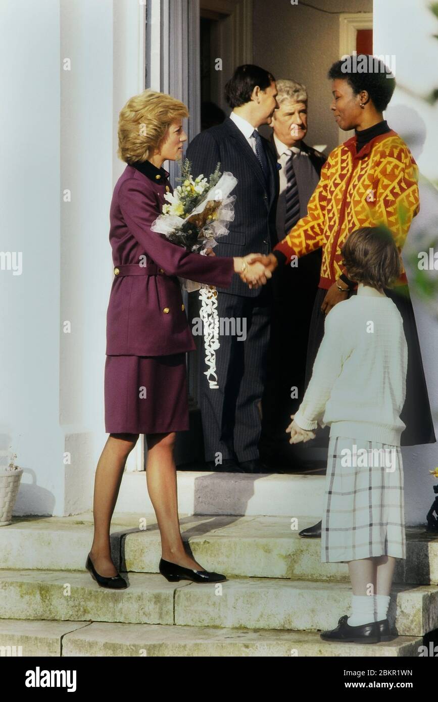 Diana, Principessa di Galles, indossando una tunica viola e una gonna al Turning Point, di cui era patrona, Camberwell, Londra del Sud, Inghilterra, Regno Unito. 24 gennaio 1989 Foto Stock