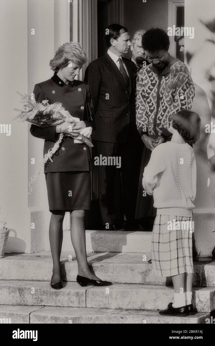 Diana, Principessa di Galles, indossando una tunica viola e una gonna al Turning Point, di cui era patrona, Camberwell, Londra del Sud, Inghilterra, Regno Unito. 24 gennaio 1989 Foto Stock