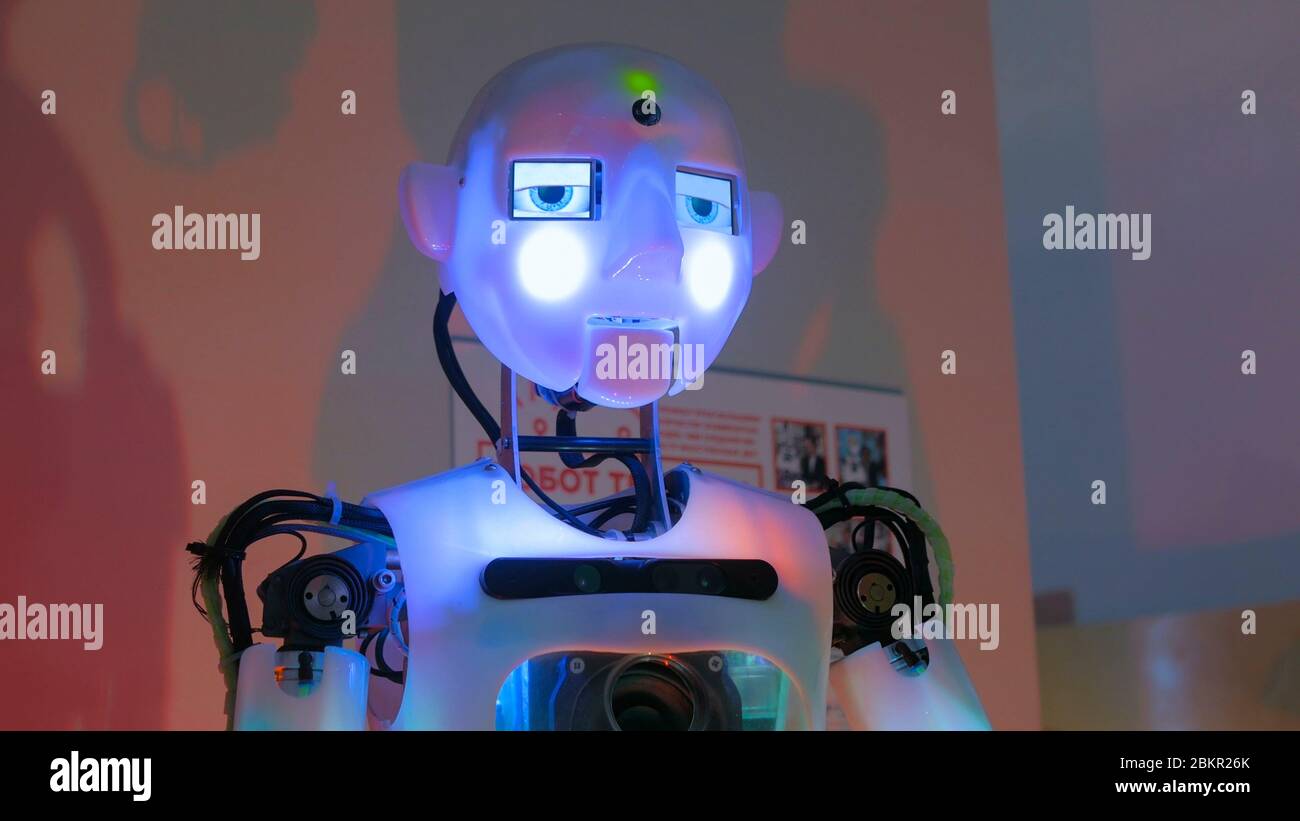 Ritratto di robot umanoide divertente alla mostra sulla tecnologia. Concetto futuro e robotico Foto Stock