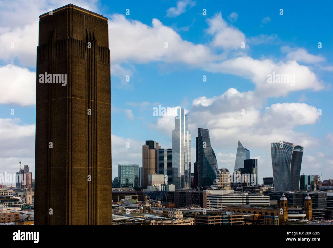 Vista dello skyline del quartiere finanziario della City of London con il blocco di camino della Tate Modern Art Gallery in primo piano. Foto Stock