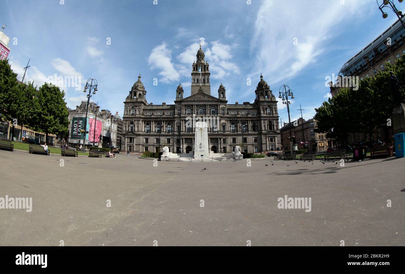 Glasgow, Regno Unito. 5 maggio 2020. Lockdown continua a George Square nel centro della città, tra il sole di maggio. Credit: ALAN OLIVER/Alamy Live News Foto Stock