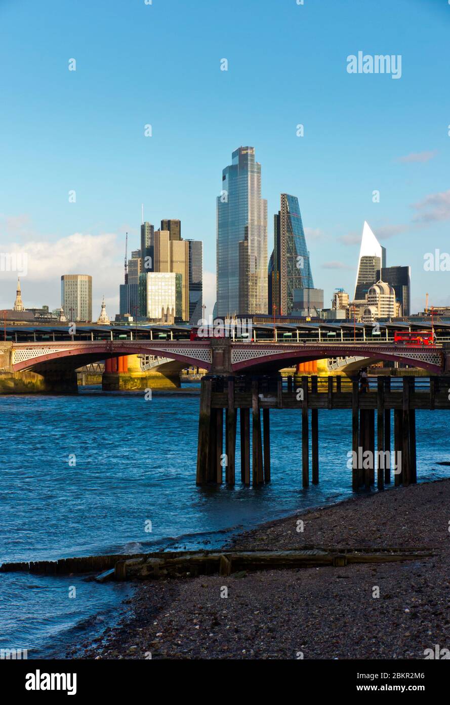 Lo skyline del quartiere finanziario della City of London con il Ponte Blackfriars e il Tamigi in primo piano, Londra Inghilterra UK Foto Stock