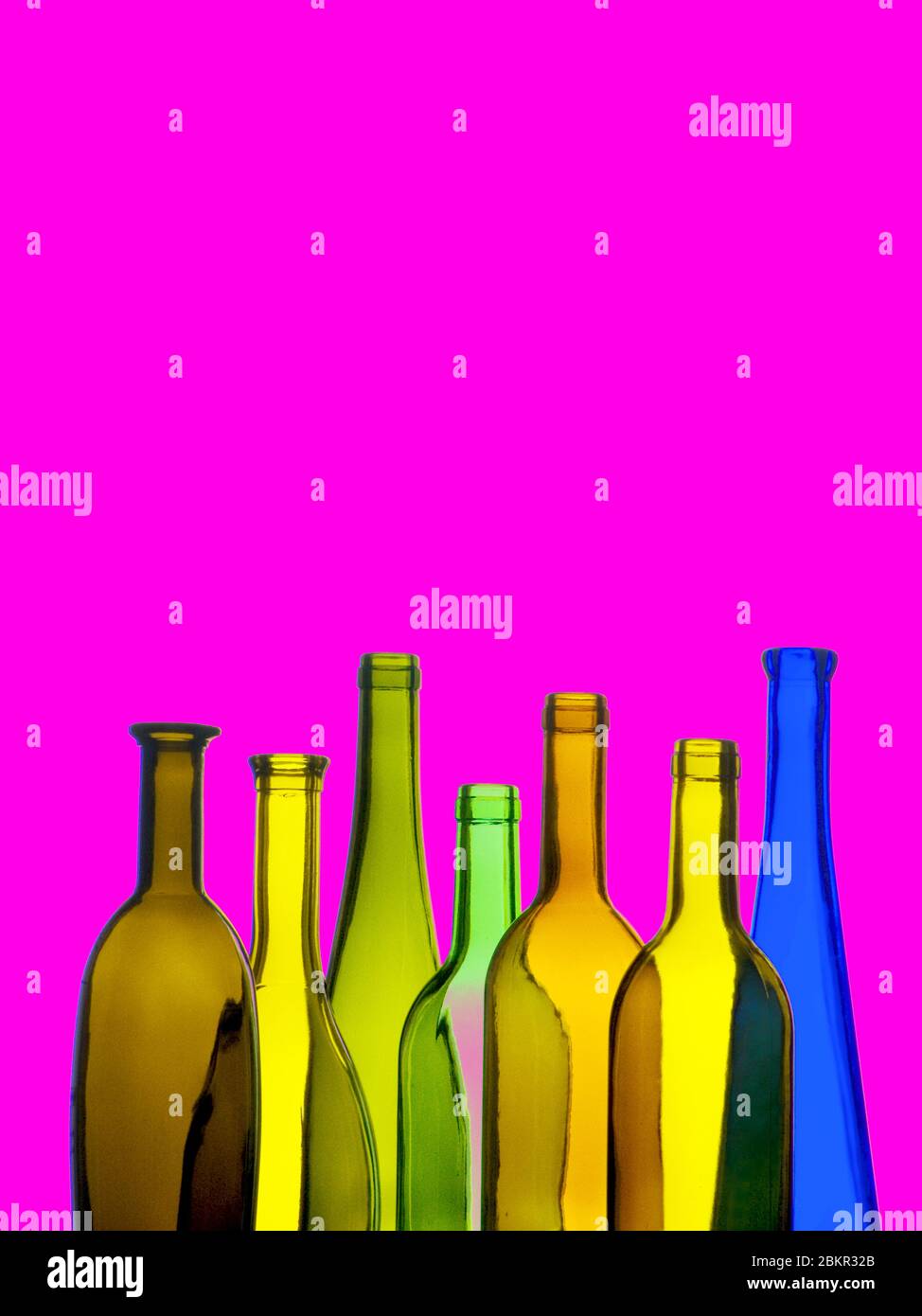 BOTTIGLIE DI VINO COLORATE E MODERNE bottiglie di vino in vetro in formato verticale, sfondo di colore magenta brillante, originali e originali, stile poster nuovo mondo, vini da bere freschi Foto Stock