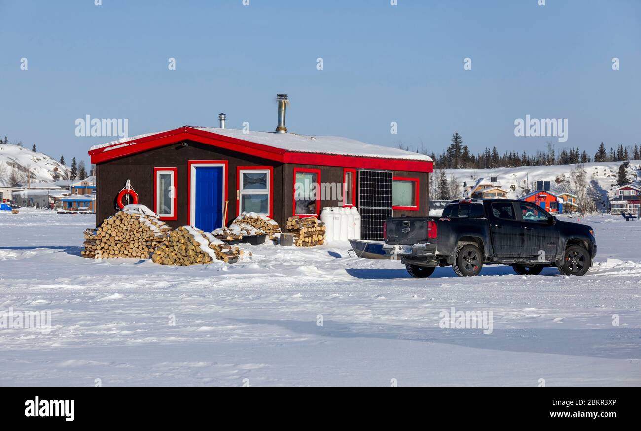 Canada, territori del Nord-Ovest, Yellowknife, case galleggianti che riposano sulle acque congelate del Lago Great Slave Foto Stock