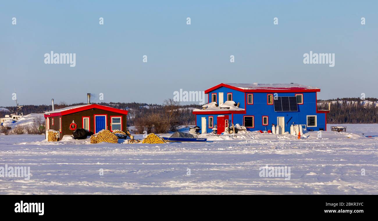 Canada, territori del Nord-Ovest, Yellowknife, case galleggianti che riposano sulle acque congelate del Lago Great Slave Foto Stock