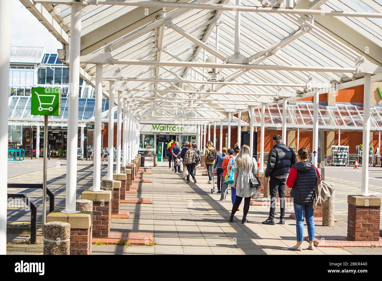 2 maggio 2020, Sheffield, Regno Unito: La gente mantiene le distanze sociali fuori di un supermercato Waitrose durante la crisi di Coronavirus (COVID-19).. Il Regno Unito ha confermato finora i casi di coronavirus 191K con 28,734 morti. (Credit Image: © Yiannis Alexopoulos/SOPA Images via ZUMA Wire) Foto Stock