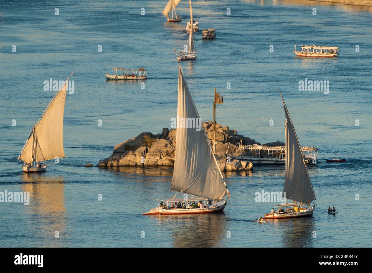 Egitto, Alto Egitto, valle del Nilo, Assuan, felluca e barche turistiche sul Nilo Foto Stock