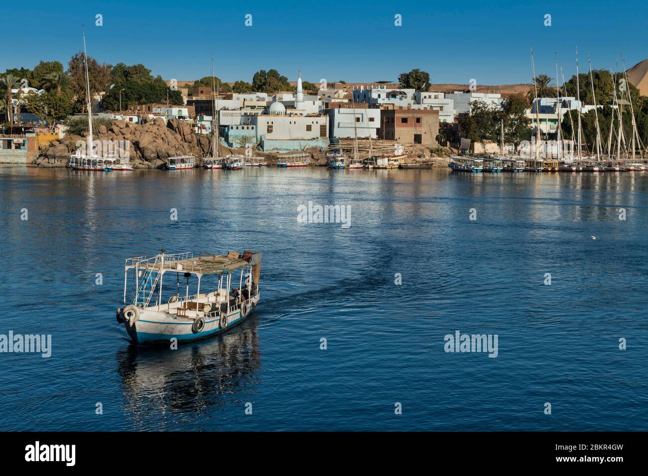 Egitto, Alto Egitto, valle del Nilo, Assuan, feluca sul Nilo di fronte all'isola di Elefantina con Mausoleo Aga Khan sullo sfondo Foto Stock