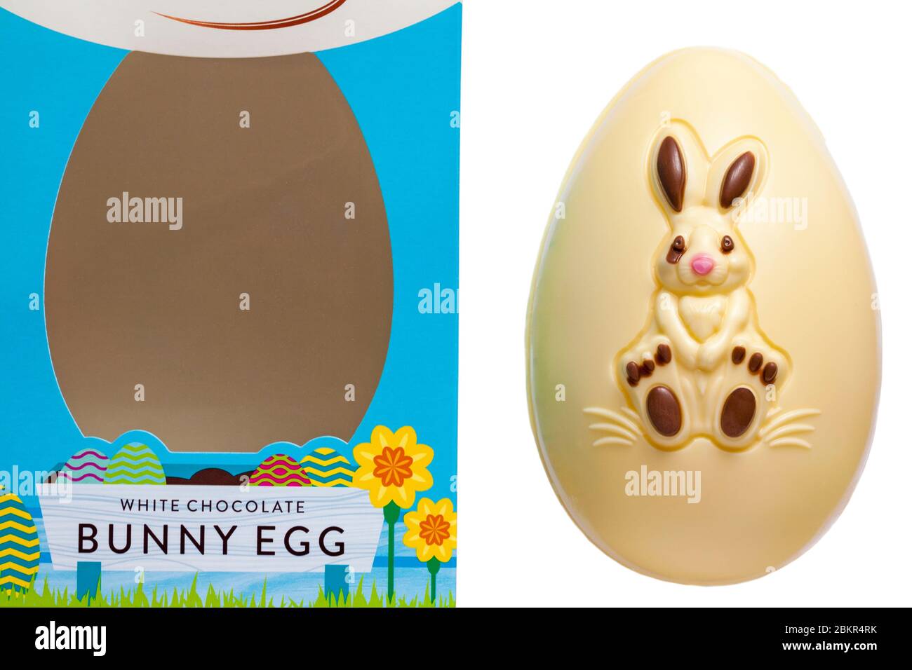 Thorntons bianco cioccolato Bunny Egg rimosso dalla scatola - uovo coniglio di Pasqua set su sfondo bianco pronto per Pasqua Foto Stock