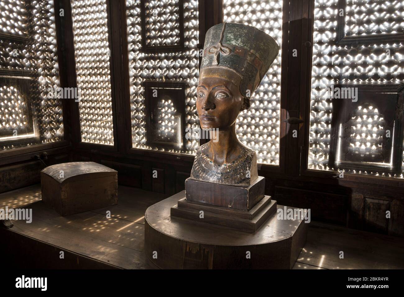 Egitto, Cairo, Cairo Islamico, patrimonio mondiale dell'UNESCO, Museo di Bayer-Anderson, replica del busto della regina Nefertiti, moucharabie Foto Stock