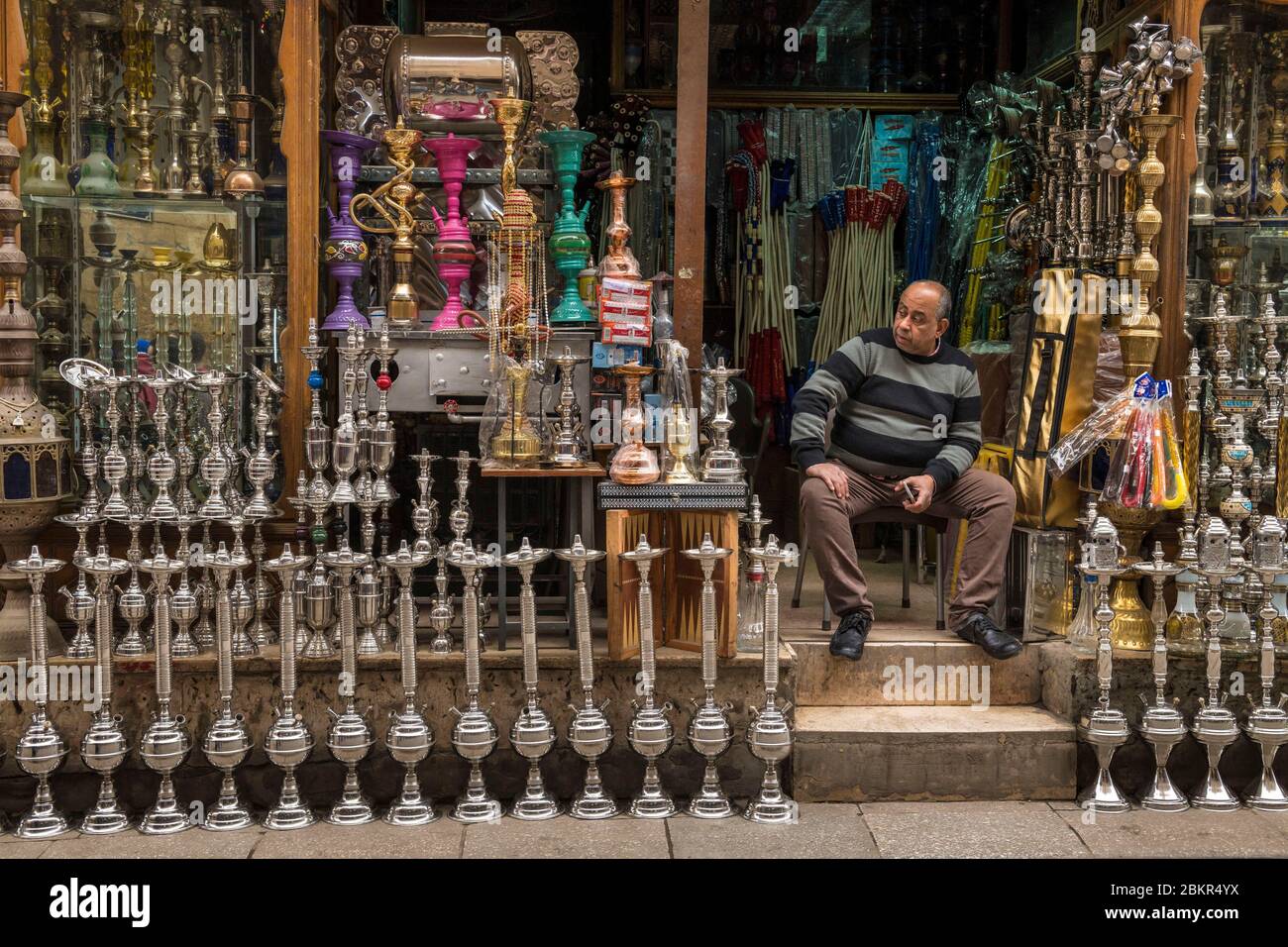 Egitto, Cairo, Cairo Islamico, patrimonio mondiale dell'UNESCO, suk di Khan al-Khalili, narghile pipe shisha Foto Stock