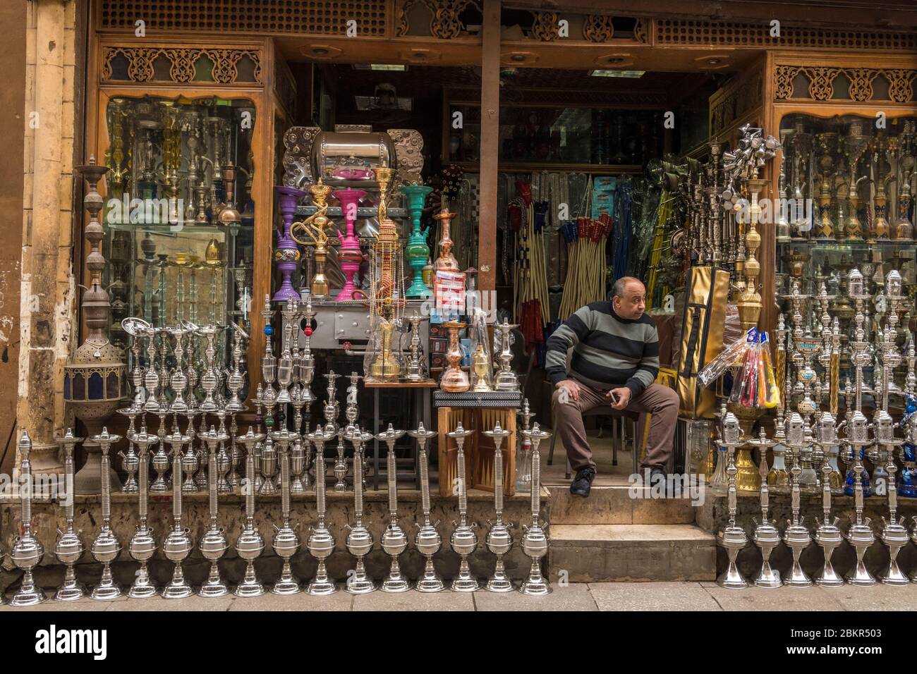 Egitto, Cairo, Cairo Islamico, patrimonio mondiale dell'UNESCO, suk di Khan al-Khalili, narghile pipe shisha Foto Stock