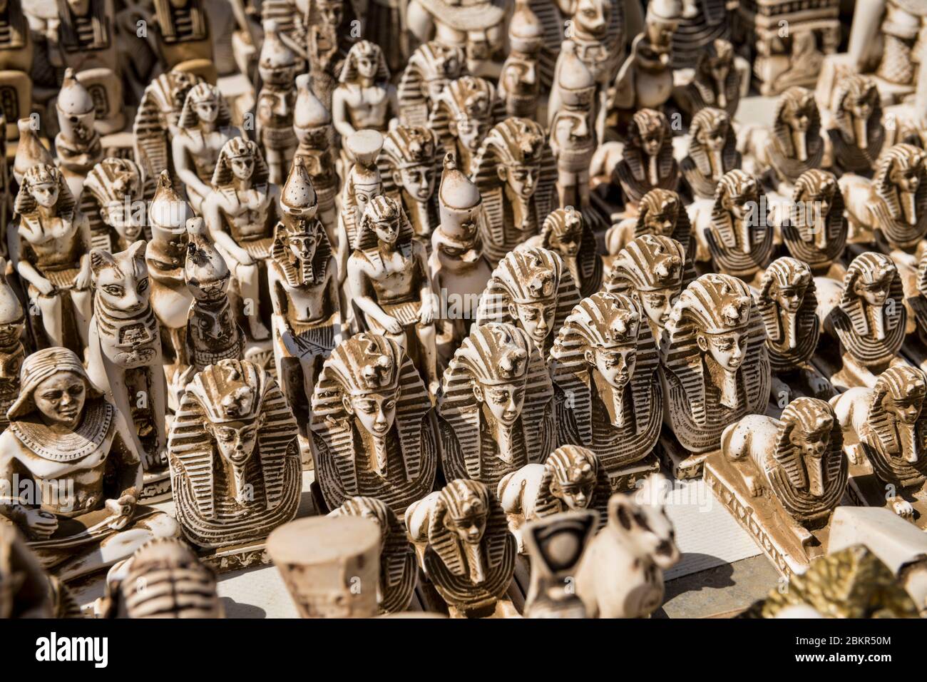 Egitto, Cairo, Giza, mercato turistico sul sito delle piramidi di Giza, souvenir, gesso rappresentante piramidi Foto Stock