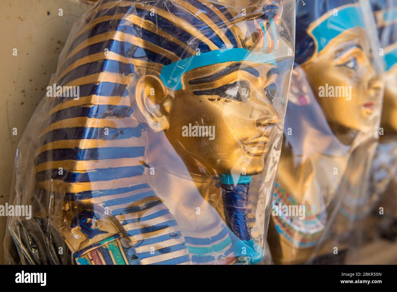 Egitto, Cairo, Giza, mercato turistico sul sito delle piramidi di Giza, souvenir, gesso raffigurante Tutankhamon Foto Stock