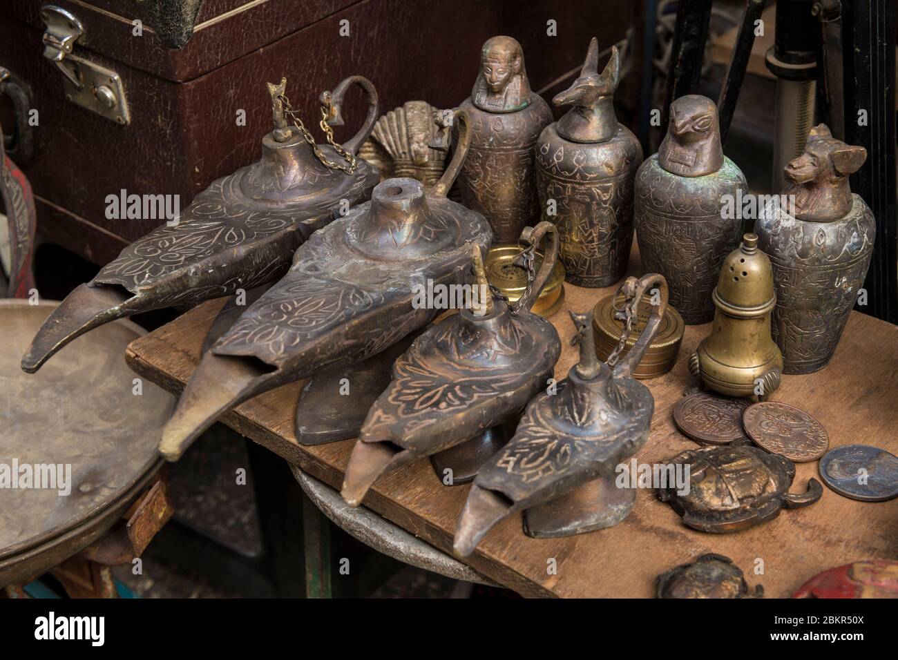 Egitto, Cairo, Cairo Islamico, patrimonio mondiale dell'UNESCO, suk di Khan al-Khalili, lampada a olio magica Aladin Foto Stock