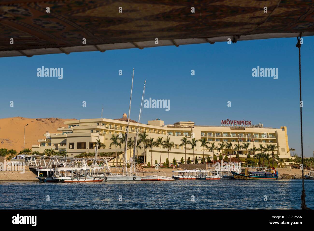 Egitto, Alto Egitto, vicino all'isola di Elefanina, marinaio su una feluca che naviga sul Nilo Foto Stock