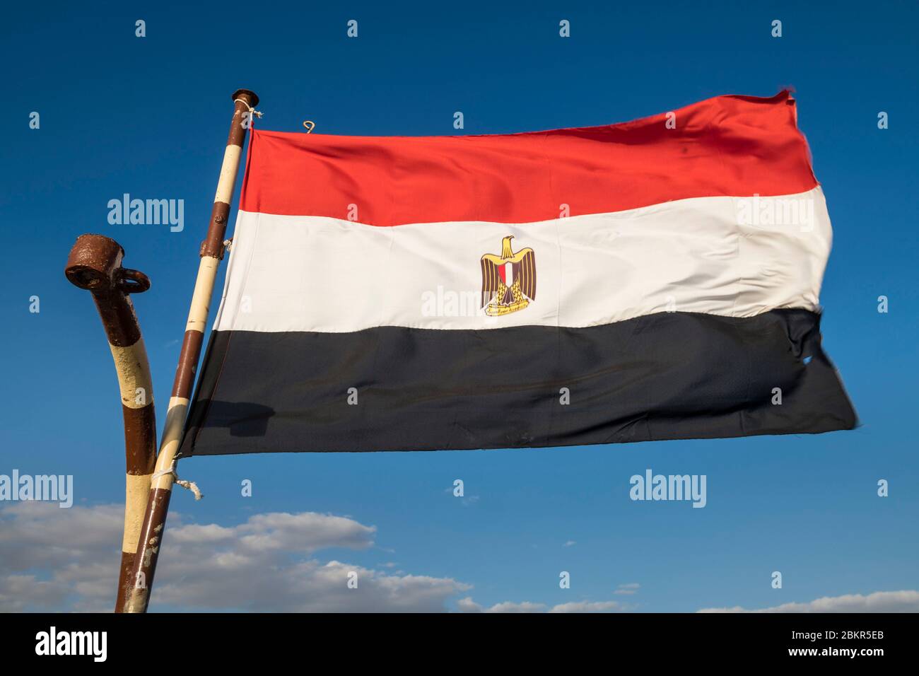 Egitto, Alto Egitto, valle del Nilo, Esna, su un boaton il Nilo tra Luxor e Aswan, equipaggio con una bandiera egiziana Foto Stock