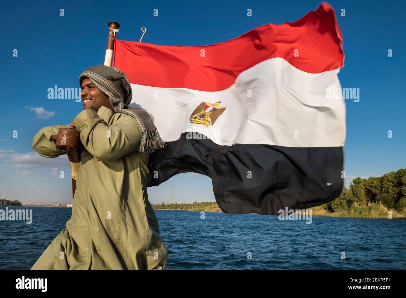 Egitto, Alto Egitto, valle del Nilo, Esna, su un boaton il Nilo tra Luxor e Aswan, equipaggio con una bandiera egiziana Foto Stock