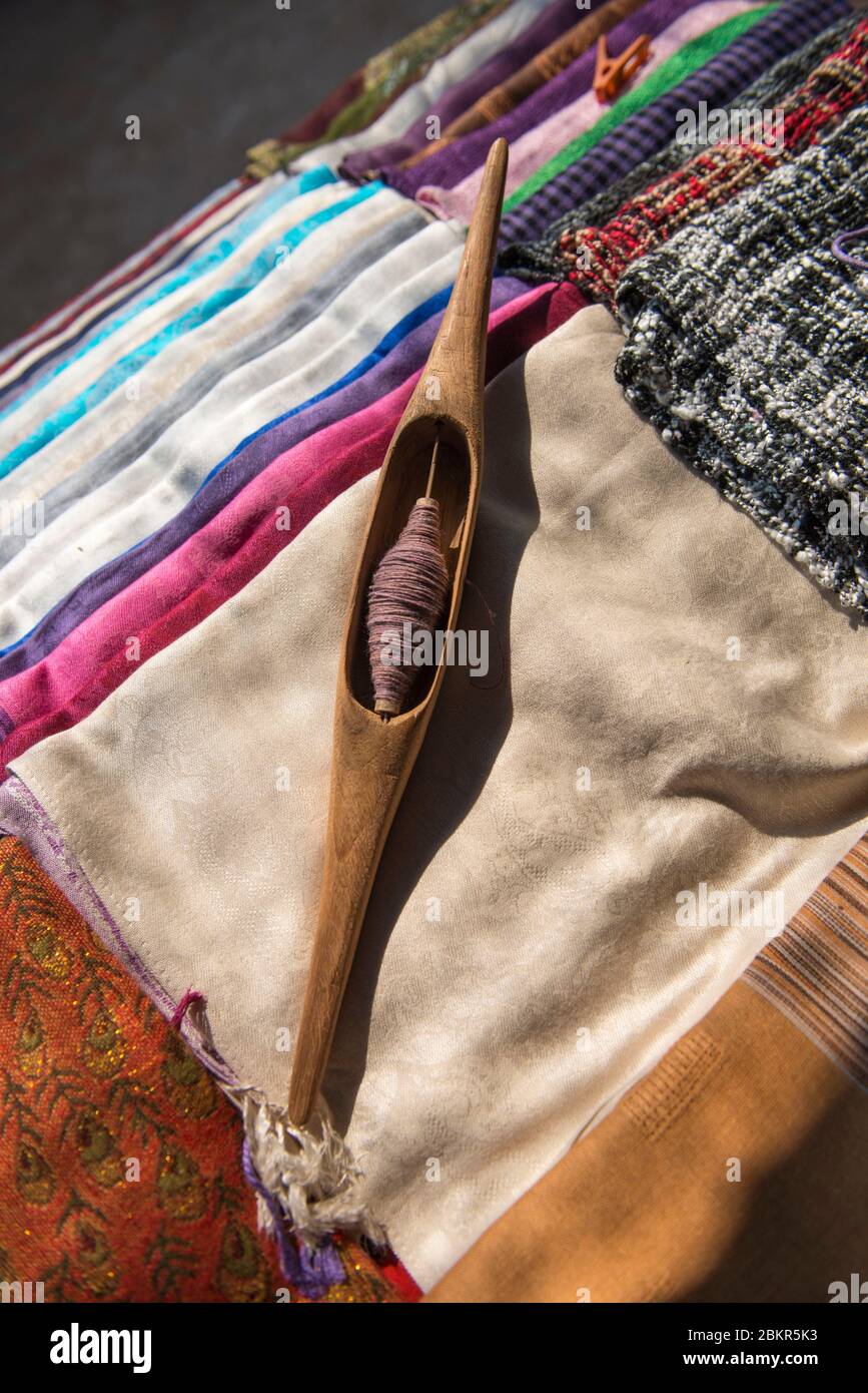 Laos, Luang Prabang città classificato patrimonio mondiale dell'UNESCO, materiale di tessitura e sciarpe Foto Stock