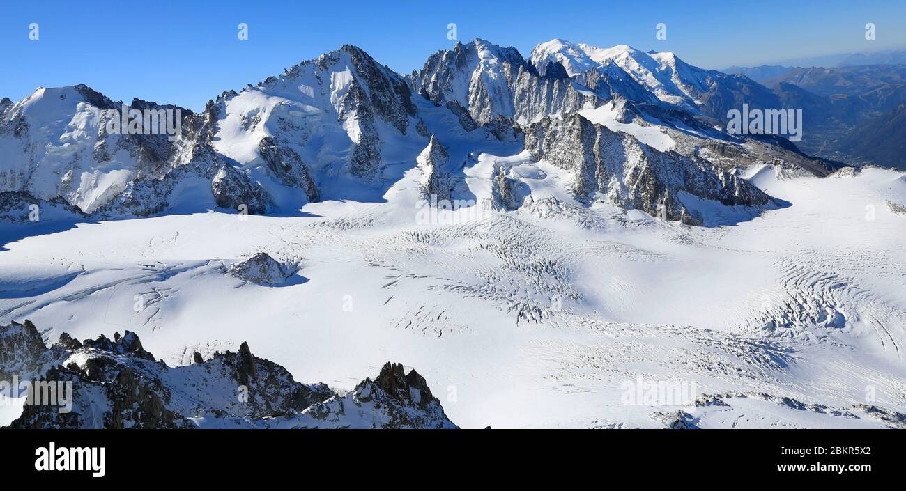 Francia, alta Savoia, massiccio del Monte Bianco, Chamonix, durante la salita dell'Aiguille du Tour (3544m), vista del Monte Bianco Foto Stock