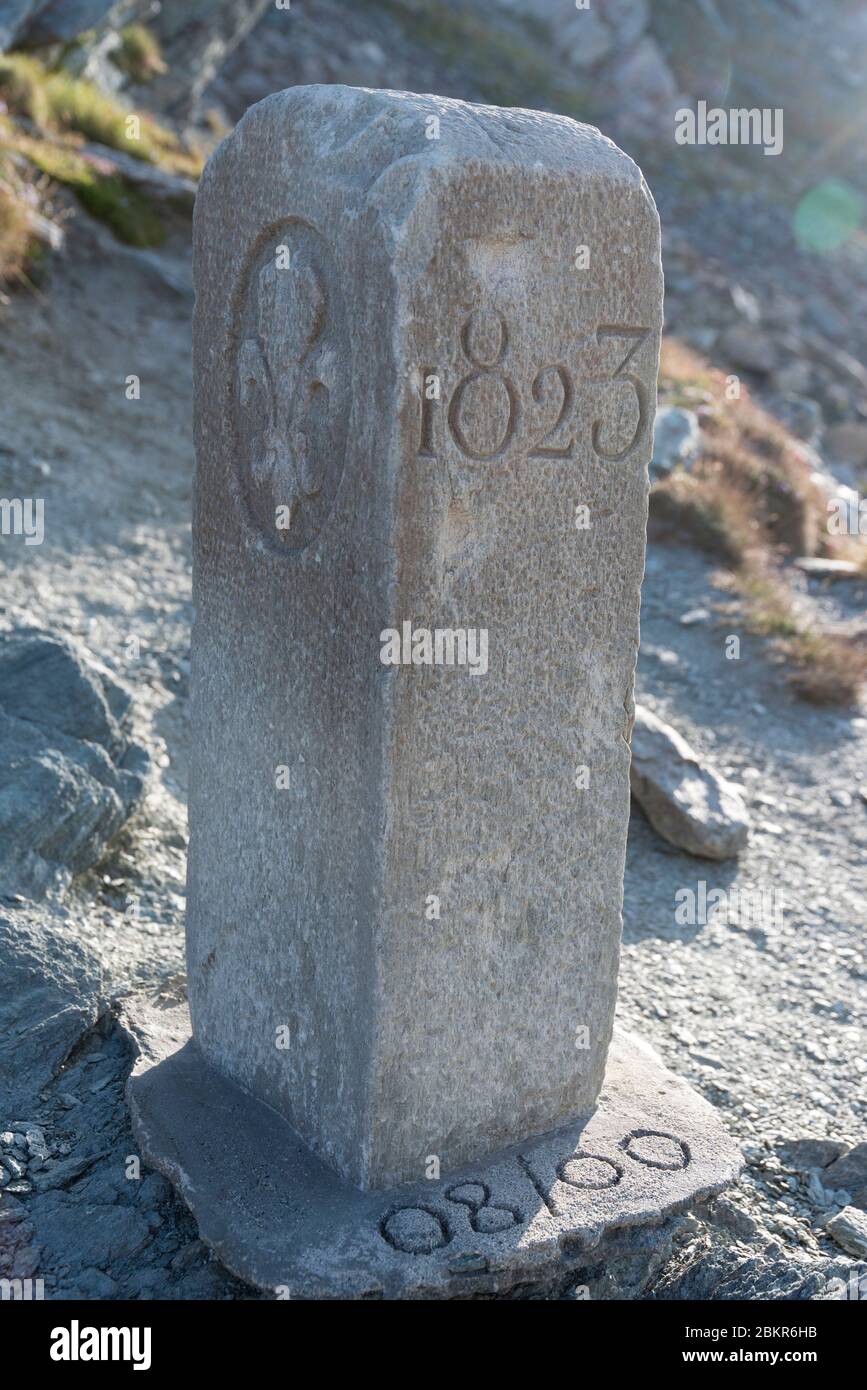 Francia, Hautes-Alpes (05), Parco Naturale Regionale di Queyras, Abries, col bouchet, marcatore di confine Foto Stock