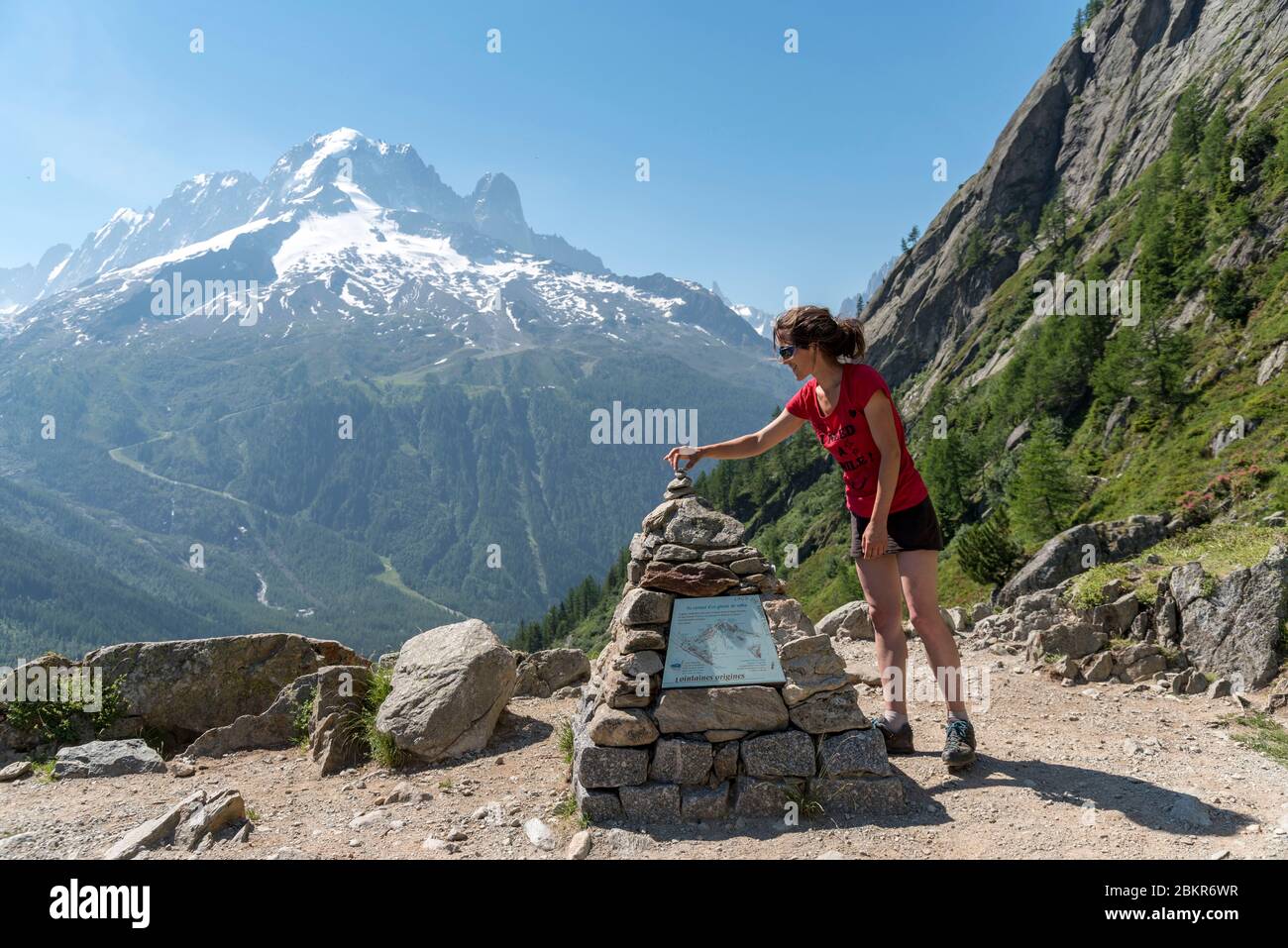 Francia, alta Savoia (74), Argenti?re, Lac de la Remuaz, escursionista sul GRP Tour du Pays du Mont-Blanc con l'Aiguille Verte (4122 m) e il Drus (3754 m) sullo sfondo Foto Stock