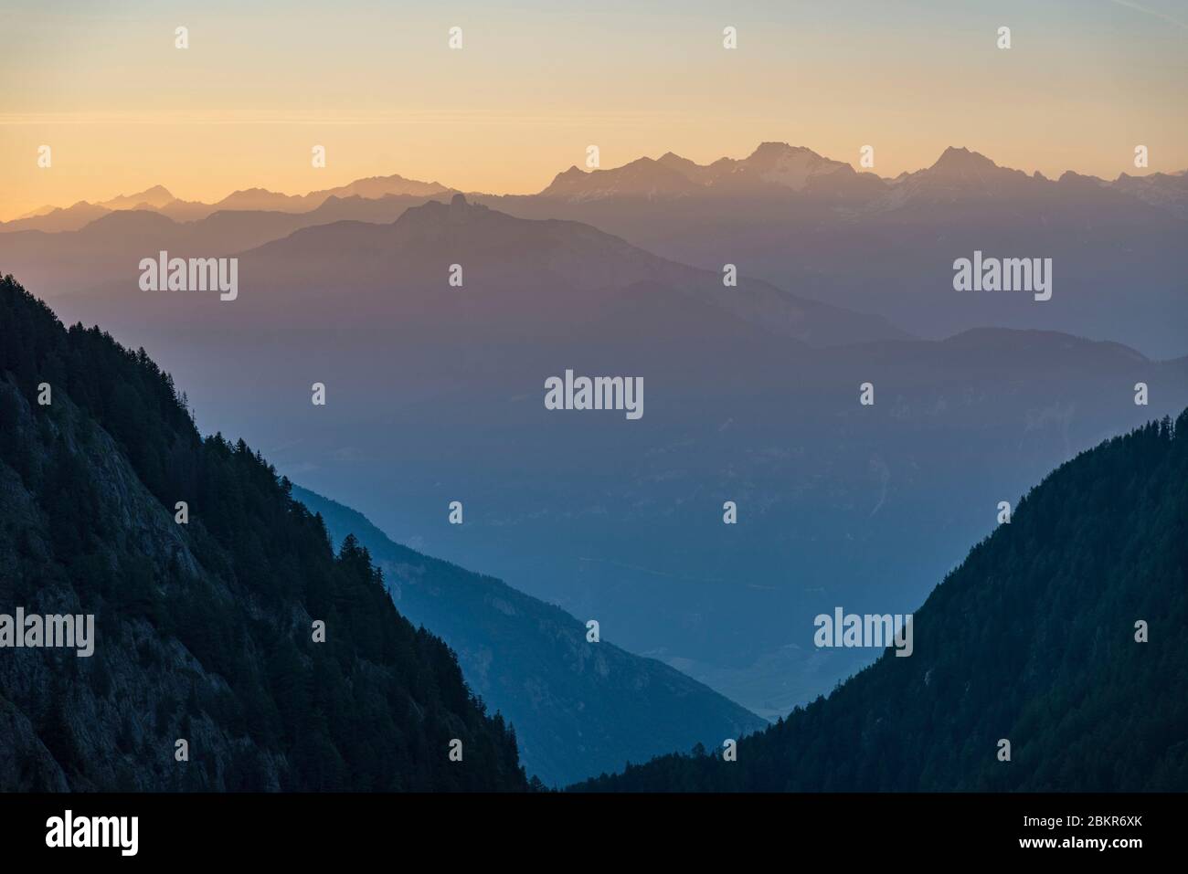 Svizzera, Vallese, Trient, Valle del Trient, Lago Salanfe, prima luce diurna sulle Alpi svizzere Foto Stock