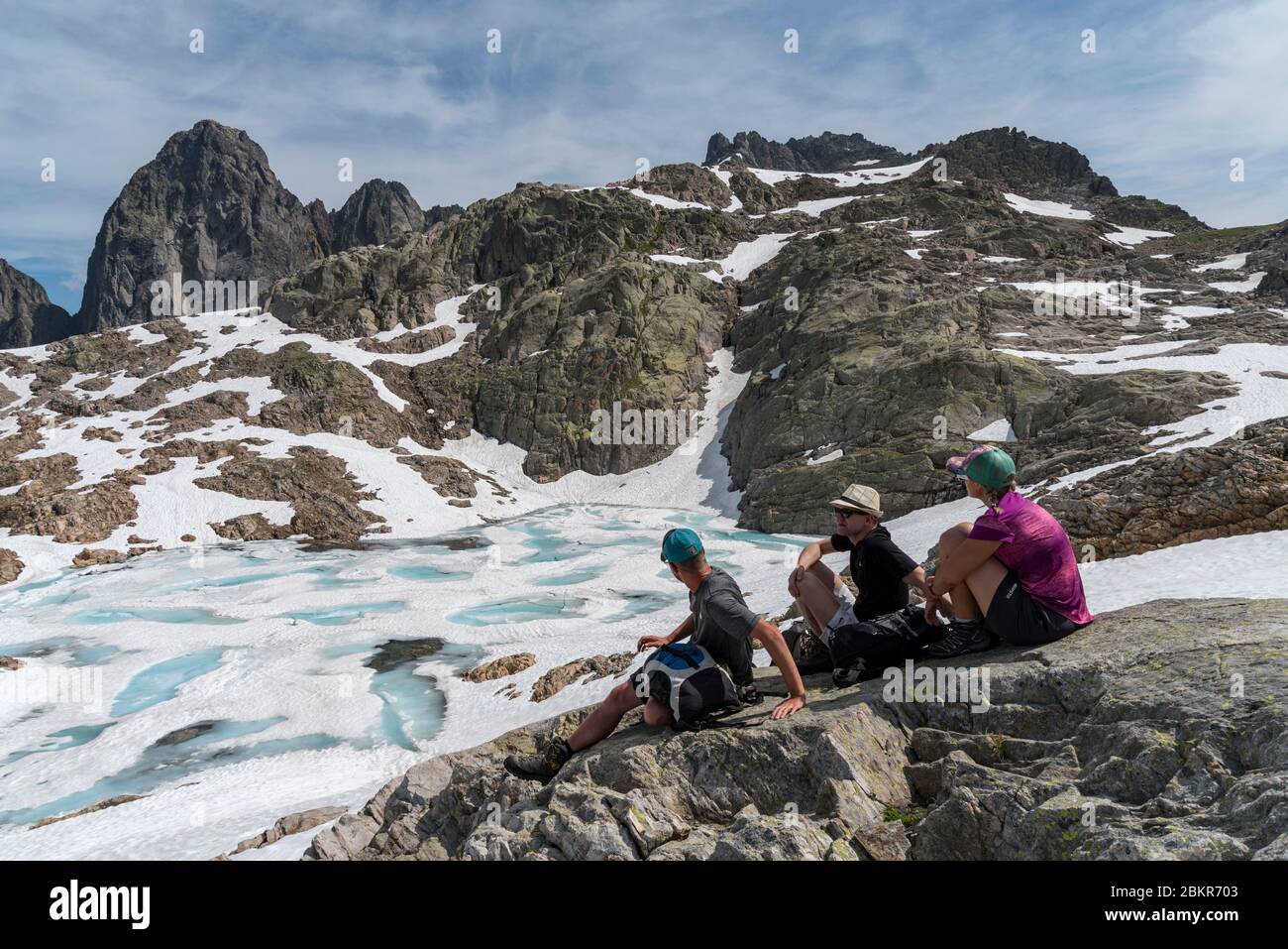 Francia, alta Savoia (74), Chamonix, Les Lacs Noirs, escursionisti che contemplano uno dei Lacs Noirs Foto Stock