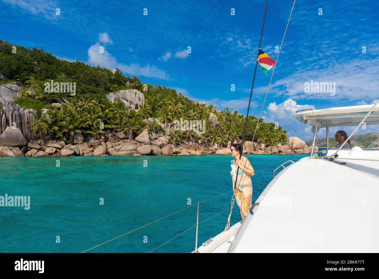 Seychelles, Petite Soeur Island, donna a bordo di una barca a vela Foto Stock