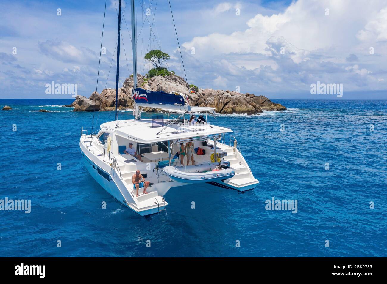 Seychelles, isola di Digue, Av? Maria Island, uomo prima di tuffarsi a bordo di una barca a vela Moorings 4800 ancoraggi (vista aerea) Foto Stock