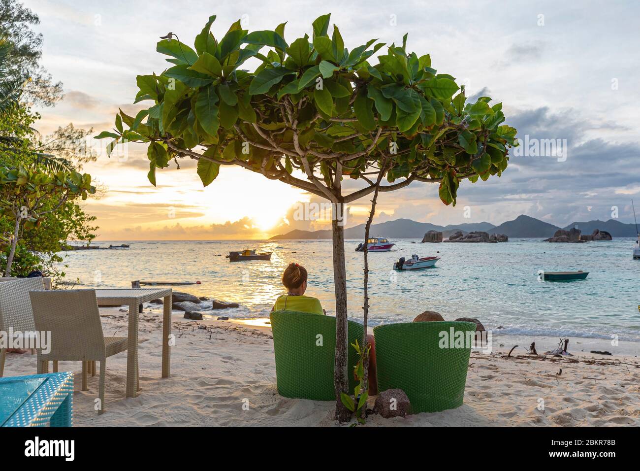 Seychelles, isola di Digue, bar e terrazza sulla spiaggia, tramonto Foto Stock