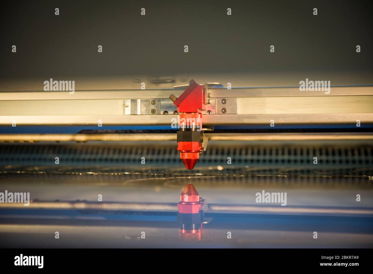 Francia, Indre et Loire, Tours, les Makers 37 un collettivo che produce e distribuisce visiere protettive durante la crisi Covid-19, taglio laser di visiera PMMA supporti realizzati a Plug and Fab, il laboratorio di produzione di Polytech Tours Foto Stock