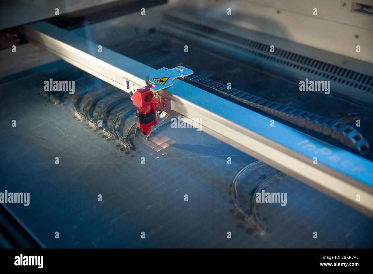 Francia, Indre et Loire, Tours, les Makers 37 un collettivo che produce e distribuisce visiere protettive durante la crisi Covid-19, taglio laser di visiera PMMA supporti realizzati a Plug and Fab, il laboratorio di produzione di Polytech Tours Foto Stock