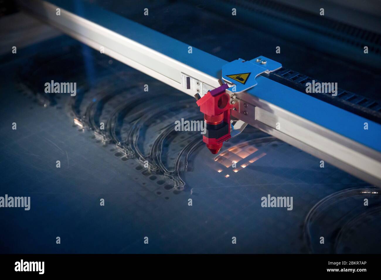 Francia, Indre et Loire, Tours, les Makers 37 un collettivo che produce e distribuisce visiere protettive durante la crisi Covid-19, taglio laser di visiera PMMA supporti realizzati a Plug and Fab, il laboratorio di produzione di Polytech Tours Foto Stock