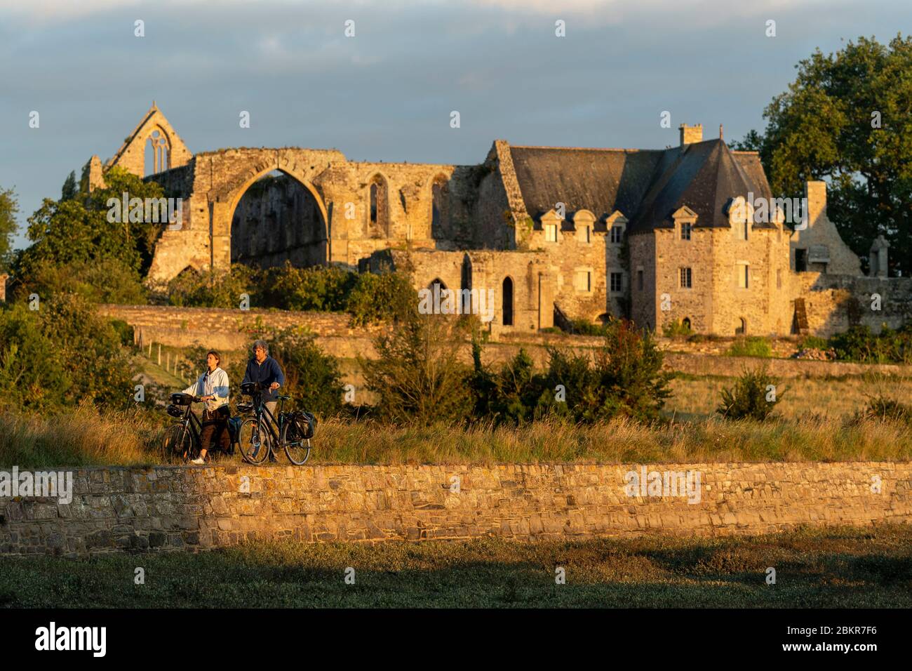 Francia, C?tes d'Armor, Paimpol, ciclisti di fronte all'abbazia di Beauport a giorni di pausa, lungo la strada marittima della bicicletta Foto Stock