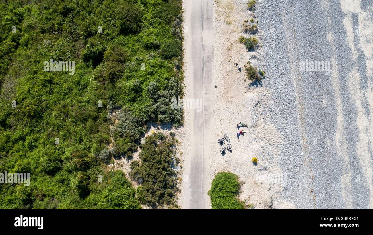 Francia, Somme, Cayeux-sur-Mer, cicloturisti a Pointe du Hourdel lungo la rotta marittima della bicicletta Foto Stock