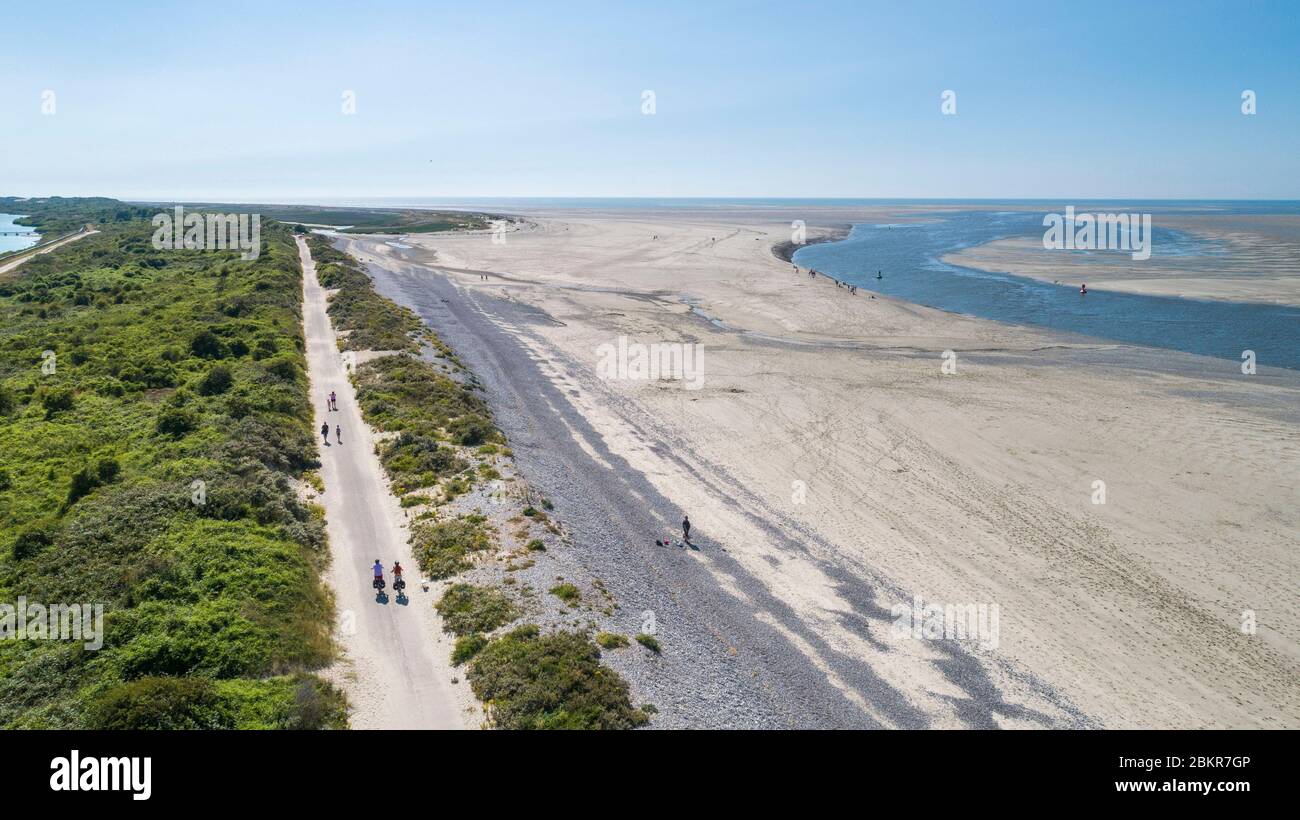 Francia, Somme, Cayeux-sur-Mer, cicloturisti a Pointe du Hourdel lungo la rotta marittima della bicicletta Foto Stock