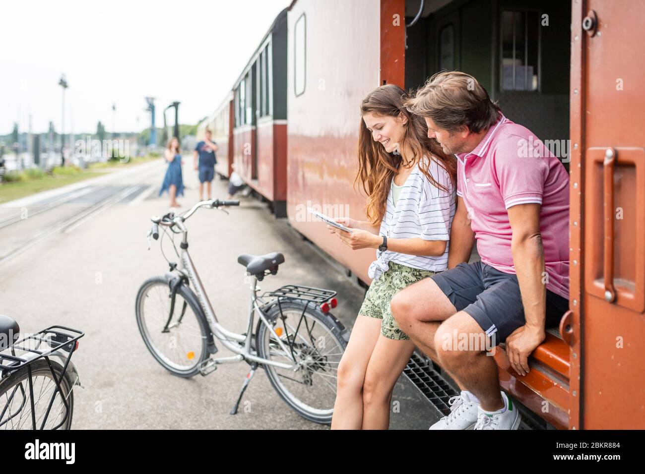 Francia, Somme, Saint-Valery-sur-Somme, cicloturisti utilizzando il treno a vapore del Chemin de Fer de la Baie de Somme Foto Stock